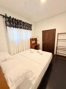 The Roost 3BR Villa with AC Walk to Kabalana Surf Beach