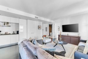 Elegant Midtown Retreat, City Views, Steps to Times Square