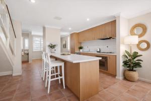 Tranquil Canal Apartment - Balcony - Resort Living