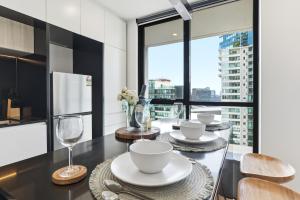 Luxe Skyline City Views 2BR next to Crown Casino & Secured Free Parking on premises