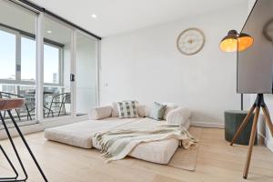 Luxe Skyline City Views 2BR next to Crown Casino & Secured Free Parking on premises