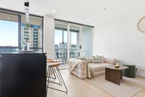 Luxe Skyline City Views 2BR next to Crown Casino & Secured Free Parking on premises