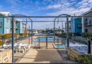 Tranquil Canal Apartment - Balcony - Resort Living