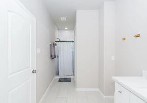 3BR 2 & half Bath Townhouse Modern Spacious Retreat Near Lake Conroe!