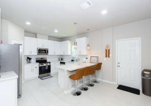 3BR 2 & half Bath Townhouse Modern Spacious Retreat Near Lake Conroe!