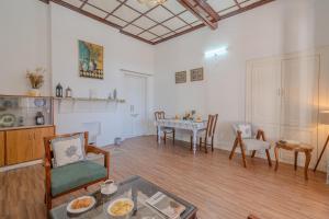 SaffronStays MulberryVilla - Patio