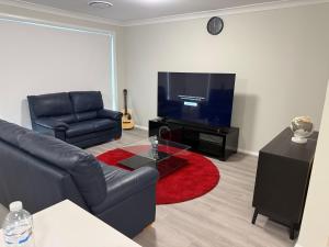 Bright Family-Friendly Home 5 bedrooms