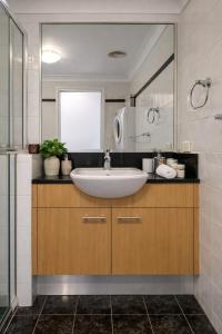 Modern & Cool Apartment Near Train Station & CBD
