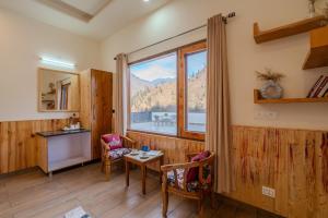 SaffronStays The Tirthan House - Terrace View