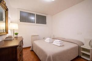 L&R - Villa Rosalba - ampio alloggio con giardino privato, posto auto riservato e campo da tennis