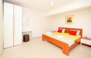 Lovely Apartment In Okrug Gornji With Wifi