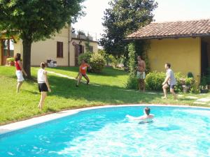 Cascina tra le vecchie vigne con piscina