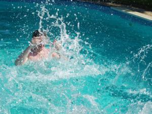 Cascina tra le vecchie vigne con piscina