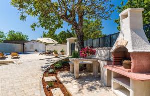 Cozy Home In Sajini With Private Swimming Pool, Can Be Inside Or Outside