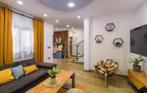 Cozy Home In Sajini With Private Swimming Pool, Can Be Inside Or Outside