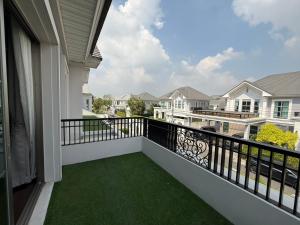 Luxury two-story house near Suvarnabhumi Airport 10 minutes away