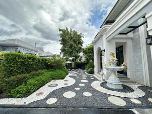 Luxury two-story house near Suvarnabhumi Airport 10 minutes away