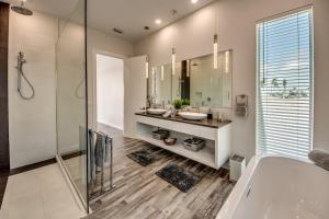 CoralVilla Masterpiece - luxuriös, großer Infinity Pool, Spa, Bootsdock