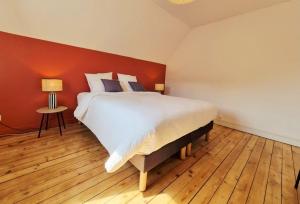 Le Relais de lÉcluse - nature lodge on an island