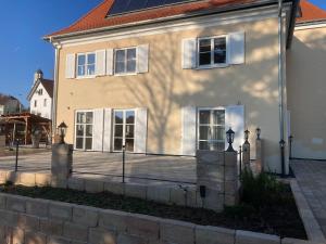 Lichtdurchflutete 65m2 Einliegerwohnung mit großer Südterrasse und Komfort-Bad