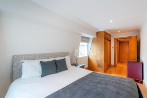 Knightsbridge Duplex Two Bedroom Apartment