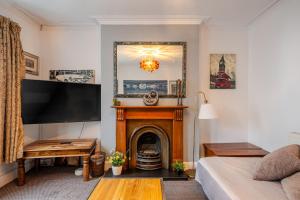 Cardiff City Centre 3BR Home with Fireplace