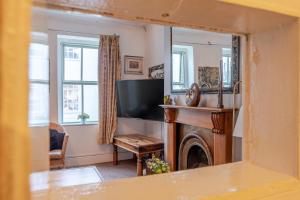 Cardiff City Centre 3BR Home with Fireplace