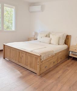 Elegant countryside retreat with pool & jacuzzi