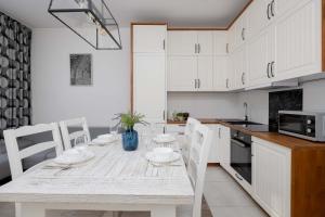 Spacious Apartment Near the Airport Parking & Remote Working by Noclegi Renters