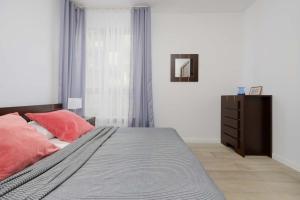 Spacious Apartment Near the Airport Parking & Remote Working by Noclegi Renters