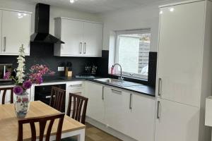 Hot tub - Garden - Bbq - Parking - Pet - Sleeps 6