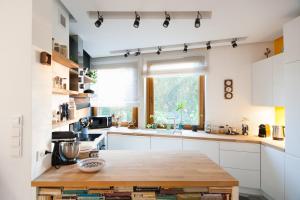 Parkside green oasis in center