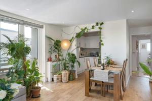 Boho-Chic Apartment with Sea Views & Parking