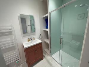 Lion Apartment Tenby beach for 5 in 3 bedrooms with 2 showers central