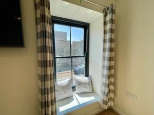 Lion Apartment Tenby beach for 5 in 3 bedrooms with 2 showers central