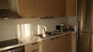 Bright, modern 2BR flat w, balcony, 15 min Airport