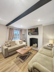 Sleeps 6 3bedroom House, Harlaxton Garden Driveway