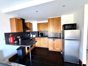 T2 lumineux avec piscine et plage à pied à Mandelieu