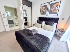 Fully Furnished 3 Bedroom Penthouse in Battersea with 3 Private Balconies and Lift near Clapham Nine Elms