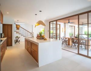 Tropical Elegance in central Panglao !!