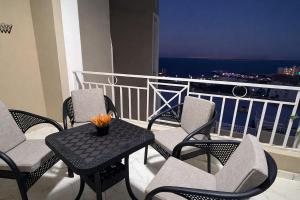 Luxury Sea View Apt near Beach - 2 Pools - Balcony