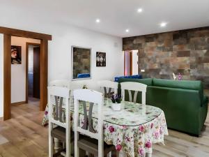 Chalet con Piscina privada cerca del pueblo View