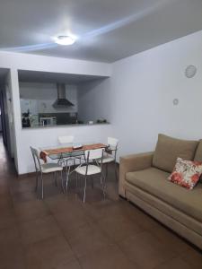 Dpto con Balcón y Cochera frente a Plaza Alvarado