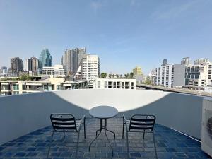 Private 2 storeys Penthouse 200m to BTS Ploenchit