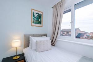 Perfect for Contractors & Families, FREE Driveway Parking, Darts Board, Foosball Table & Garden!