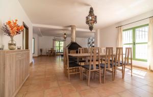 Gorgeous Home In Atarfe