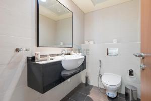 3BR Oceanfront Haven with Mesmerizing Sea View Near Pristine Beach and Campsite, Mina Al Fajer B , Fujairah by Deluxe Holiday Homes