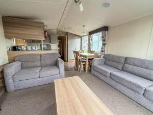 Lovely Caravan With Decking At Broadland Sands, Suffolk Ref 20302Bs