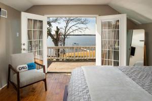Lakefront House with Boat Dock, BBQ in Peaceful Flint