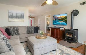 Lakefront House with Boat Dock, BBQ in Peaceful Flint